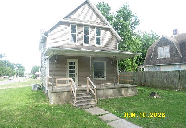 1st image of 815 N Main St