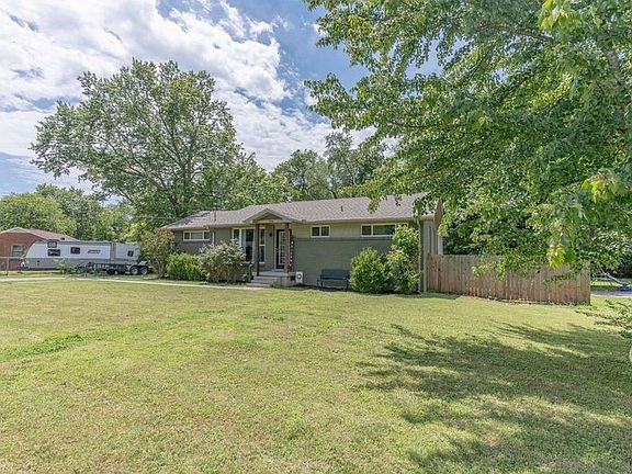3rd image of 806 Olympia Pl