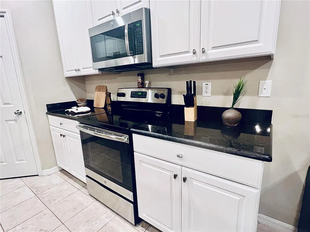 3 bed, 2.5 bath, 1400 sqft, $3,800 — Photo 4