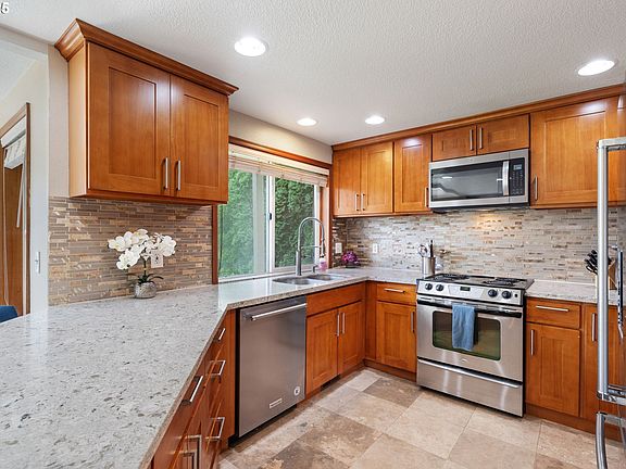 5th image of 8615 NE 69th St