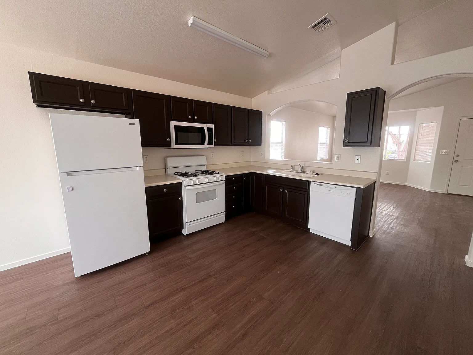 3 bed, 1280 sqft, $2,000 — Photo 4