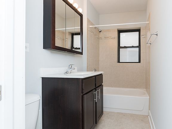 3rd image of 524 W Cornelia Ave #215