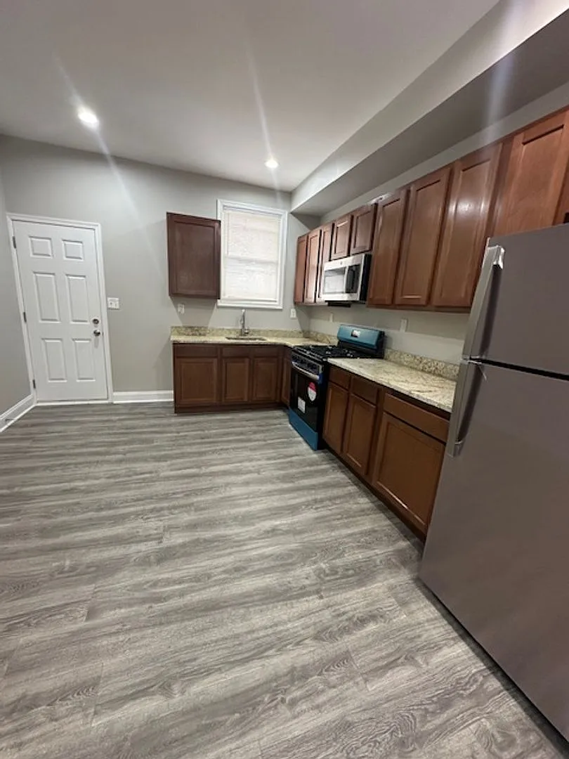 Charming 3-bedroom, 3.5-bathroom house located in East Baltimore — Photo 4