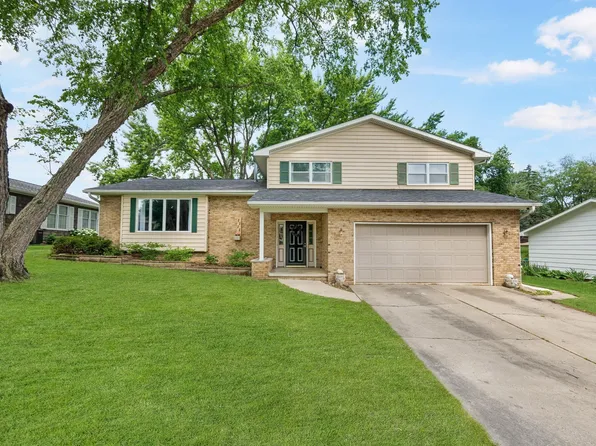1111 Woodring Dr, Waverly, IA 50677