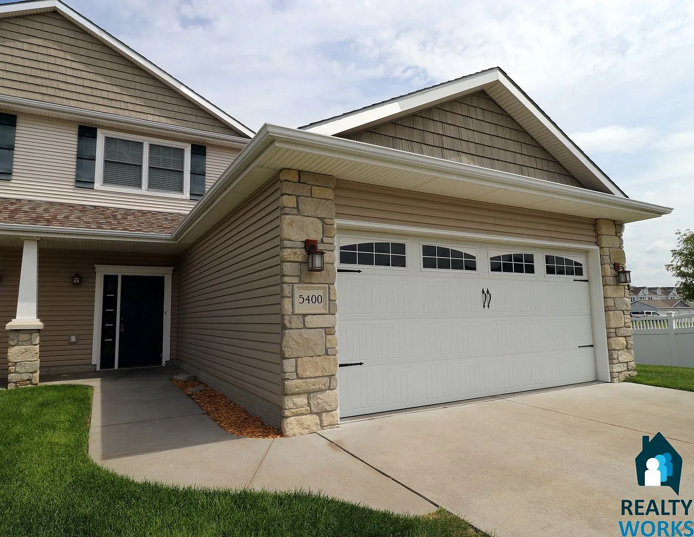 Large 3 Bedroom Townhome — Photo 1