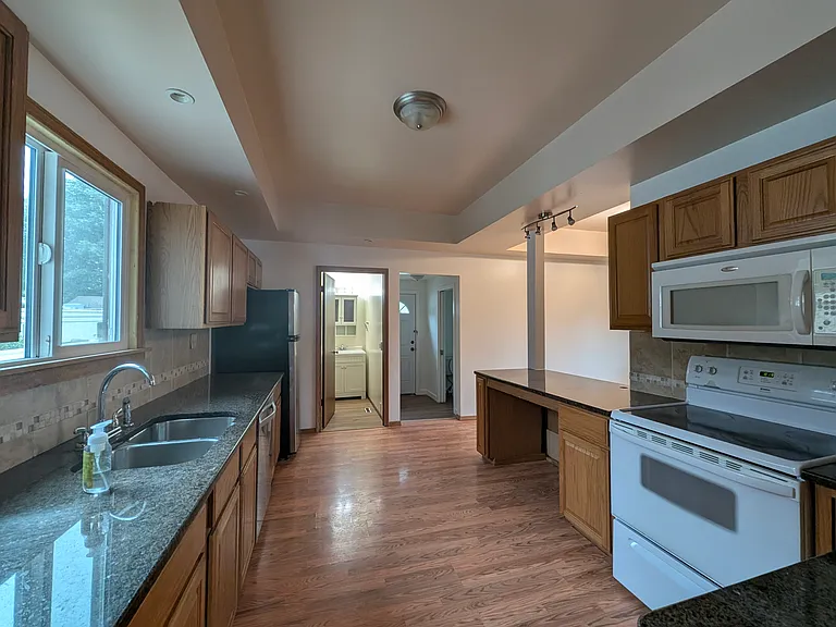 319 Blakeley St — Photo 13