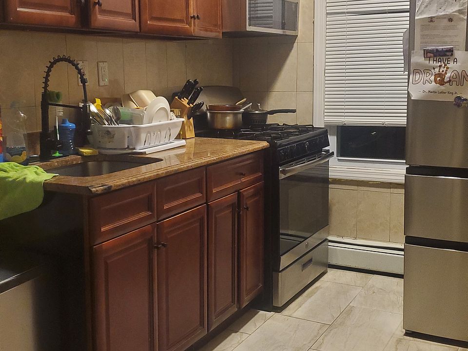 2nd image of 156 Linwood St Floor 2