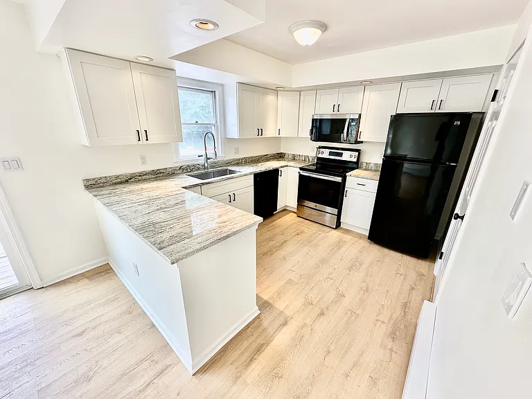 2220 Fox Run — Photo 3