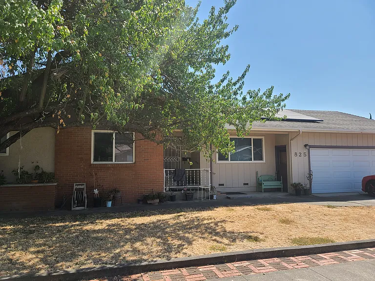 825 Mayfair Dr — Photo 4