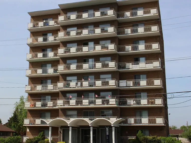 54 Mohawk Rd W — Photo 1