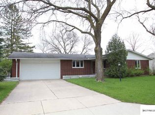 236 Lakeview Dr, Mason City, IA 50401