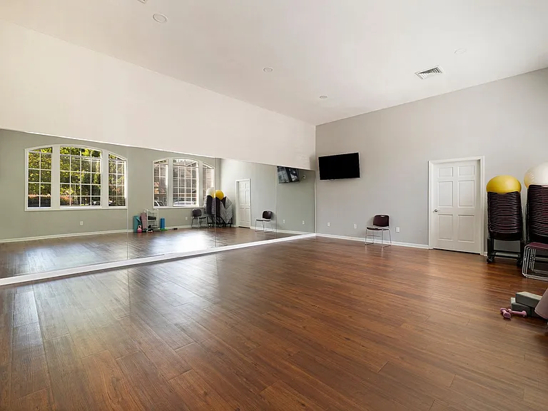 Sterling Oaks Luxury Apartments — Photo 85