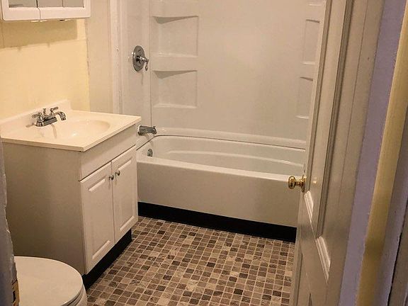 4th image of 18 Middle St #2