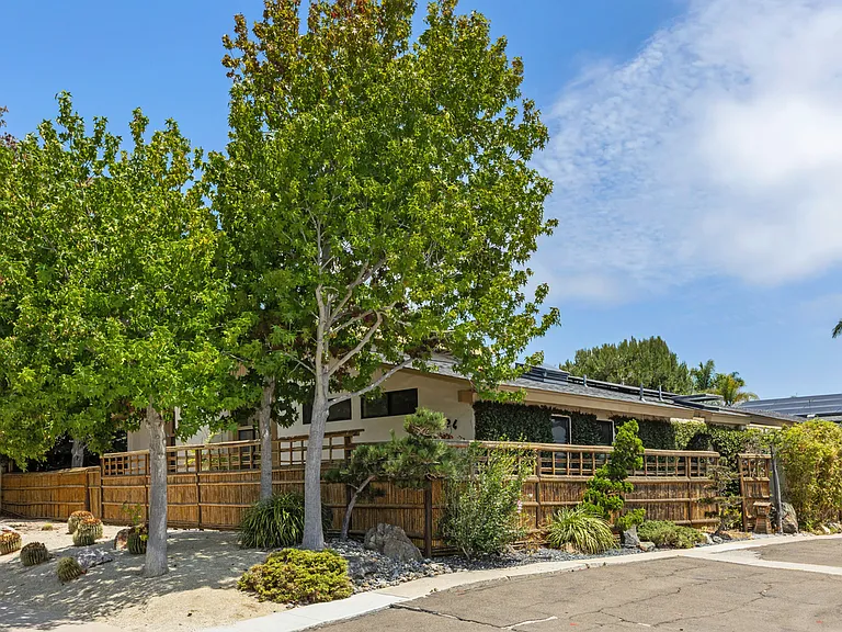 674 E Solana Cir — Photo 2