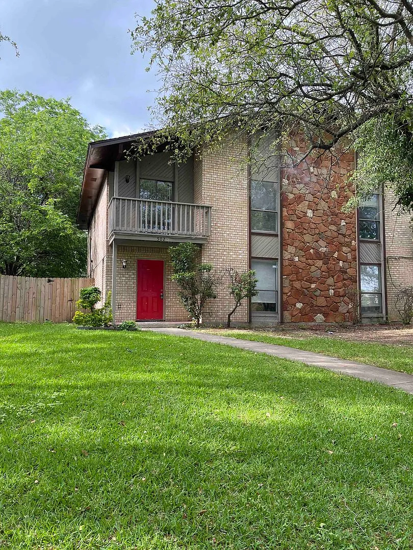 Duplex in Desoto — Photo 2