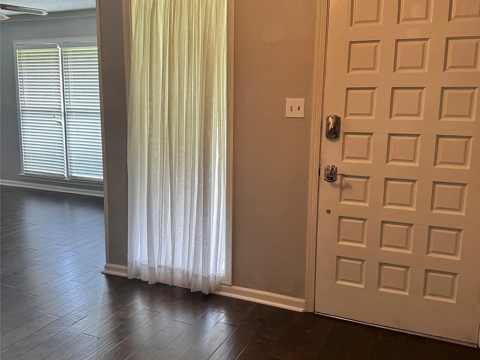 4 bed, 2.0 bath, 2033 sqft, $1,695 — Photo 2