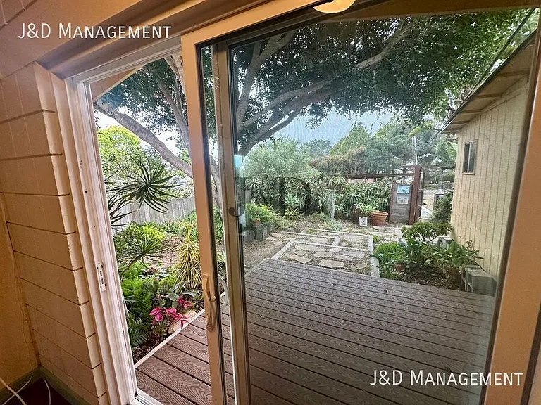 2031 Crest Dr — Photo 14