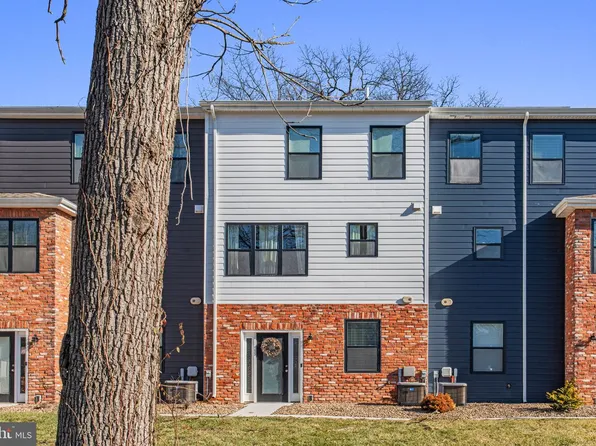 160 High Pointe Dr #15, Hummelstown, PA 17036