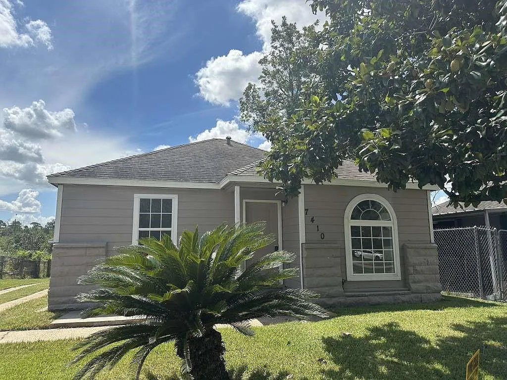 4 bed, 1.0 bath, 942 sqft, $1,699 — Photo 1