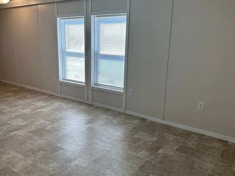 2501 S Broadway Ave — Photo 43