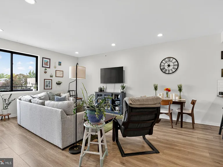 381 Martin St #3 — Photo 2