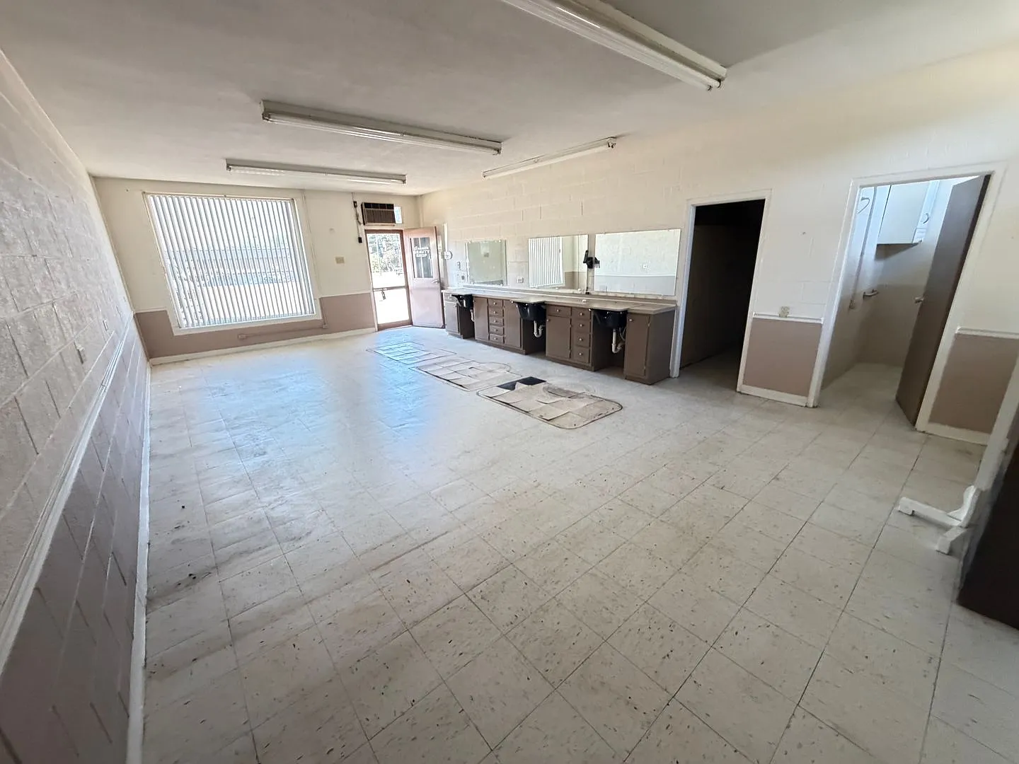 Beauty Salon/Retail Space For Rent — Photo 2
