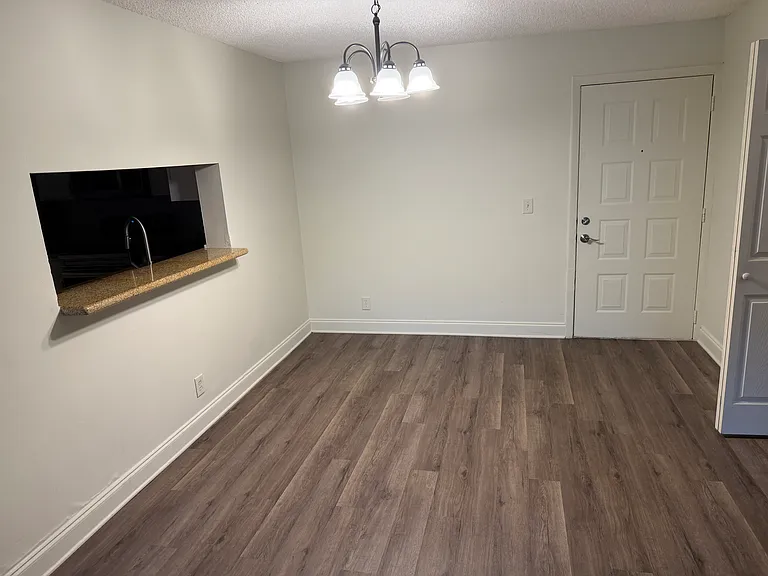 Sunset Square Apartments — Photo 5