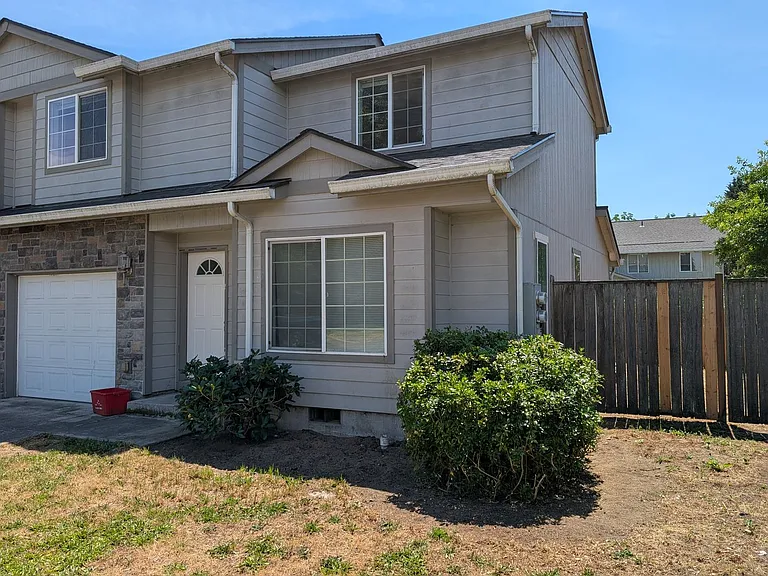 484 Helen St — Photo 3