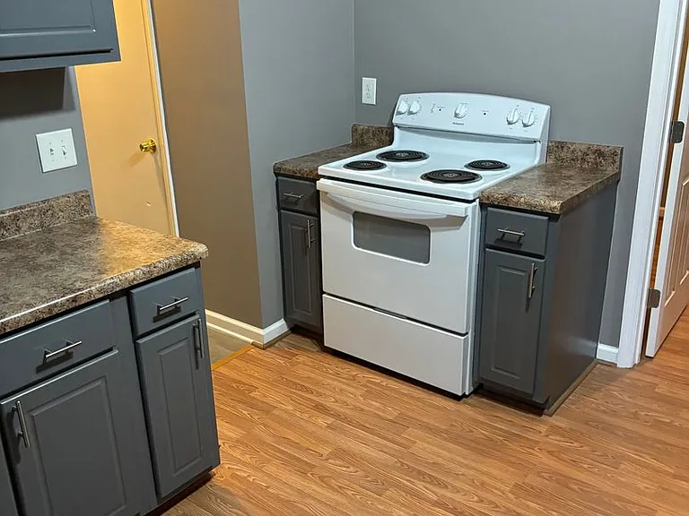 400 Walker Ave — Photo 4