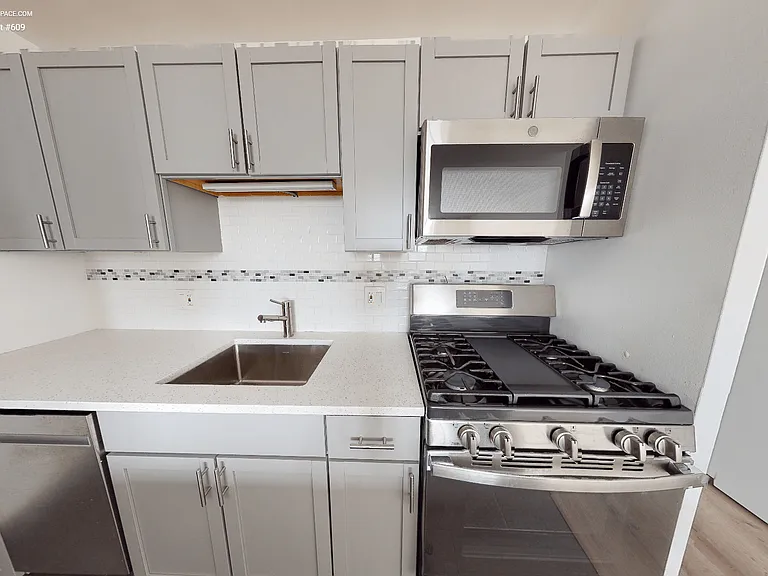 2424 N.Clark — Photo 17