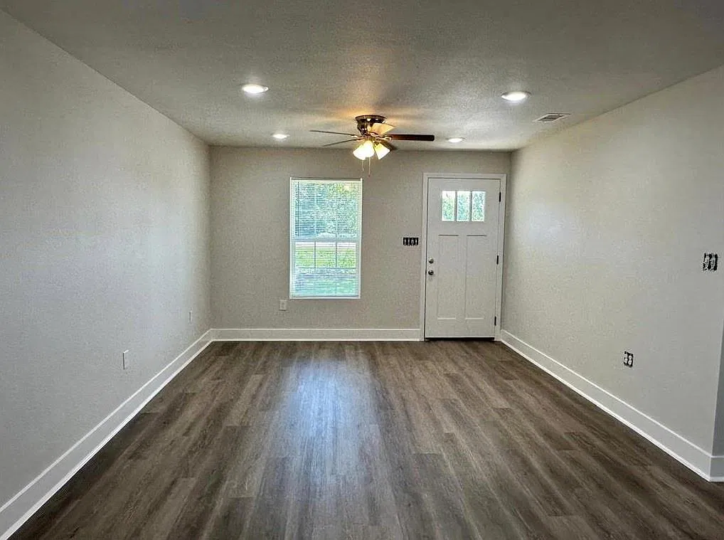 3 bed, 2.0 bath, 1300 sqft, $1,600 — Photo 4