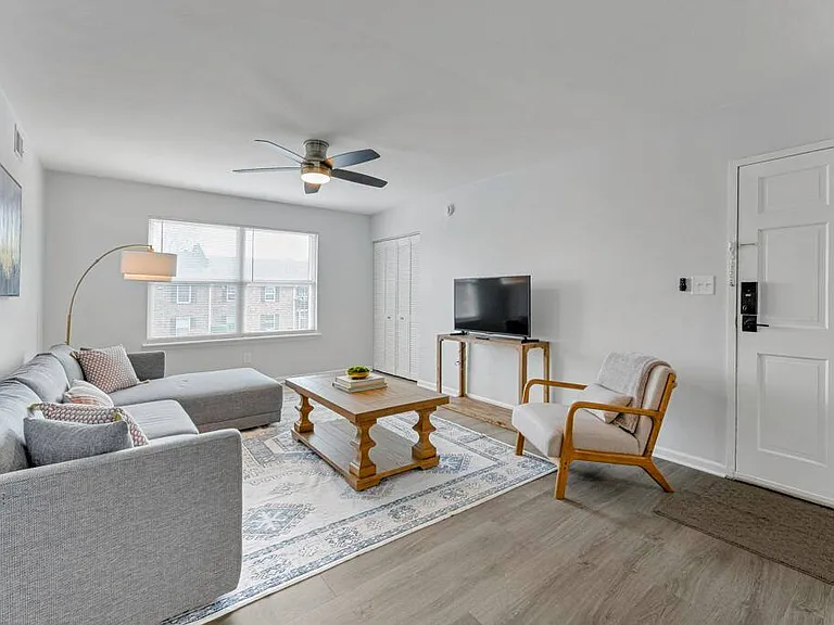 1017 Barclay Sq — Photo 10