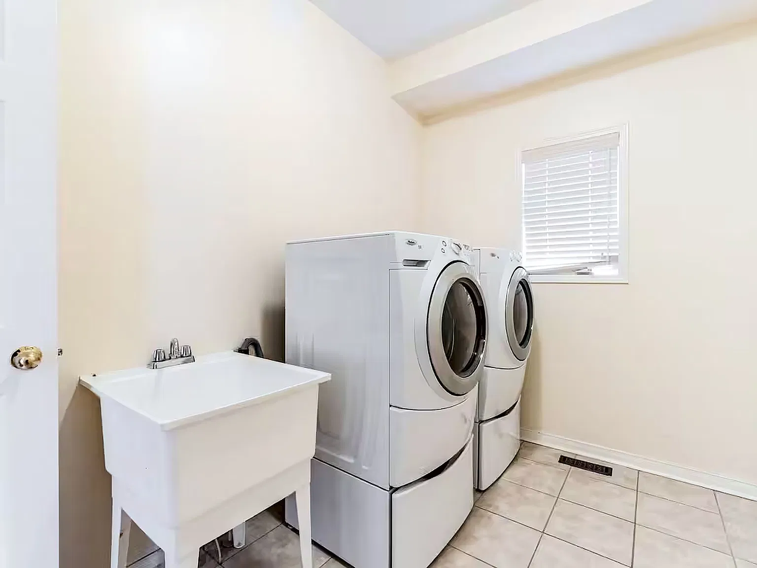 781 Stargazer Dr — Photo 2