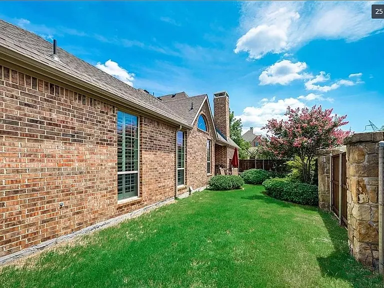 2501 Lady Viviane Ln — Photo 25