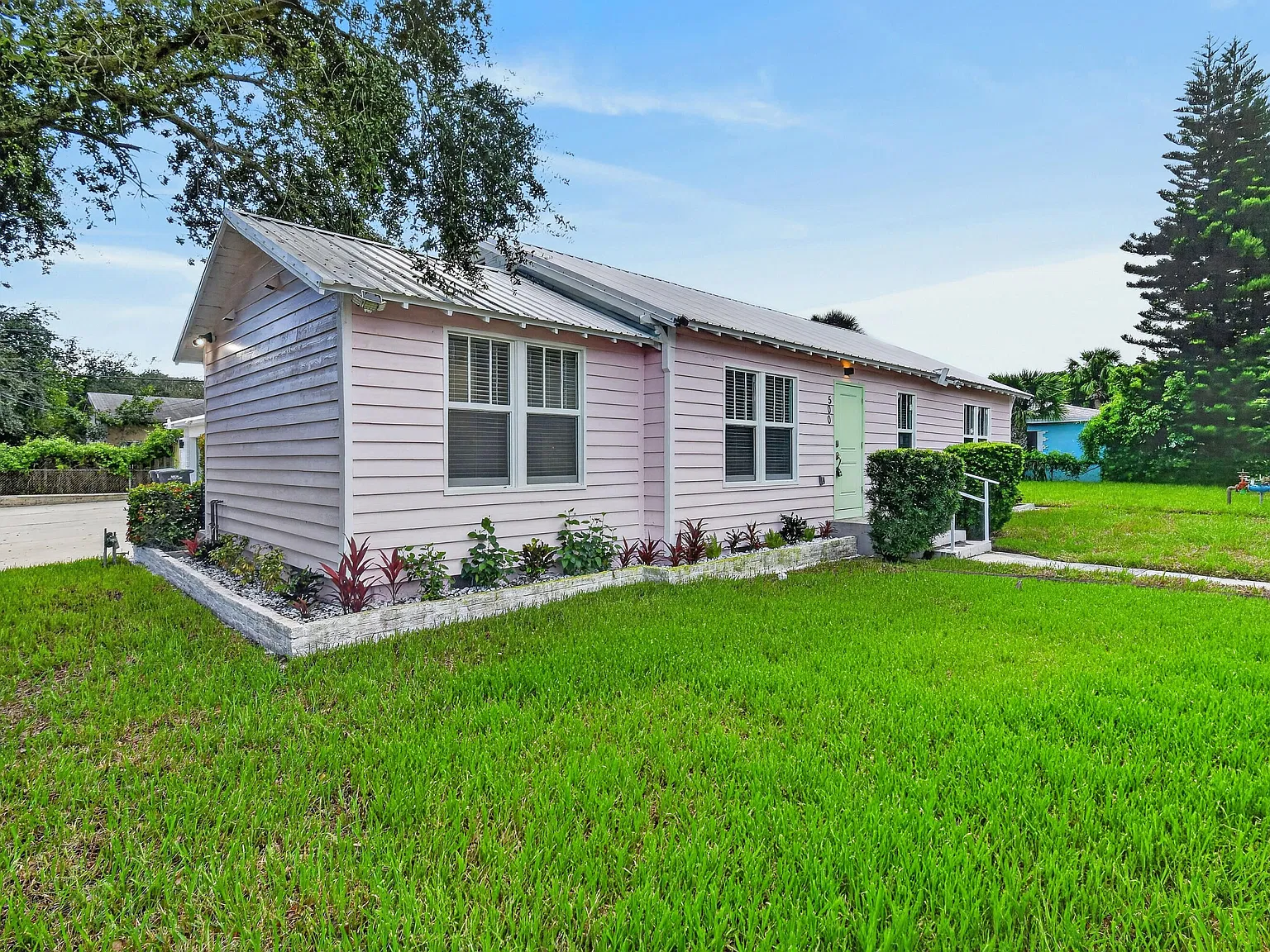 3 bed, 1.0 bath, 1000 sqft, $3,372 — Photo 1