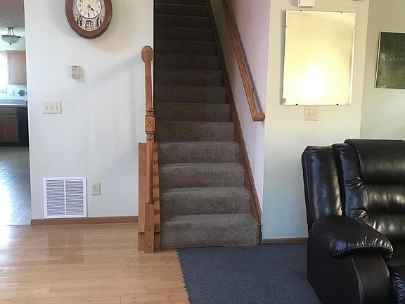 5th image of 542 Allis Pl E