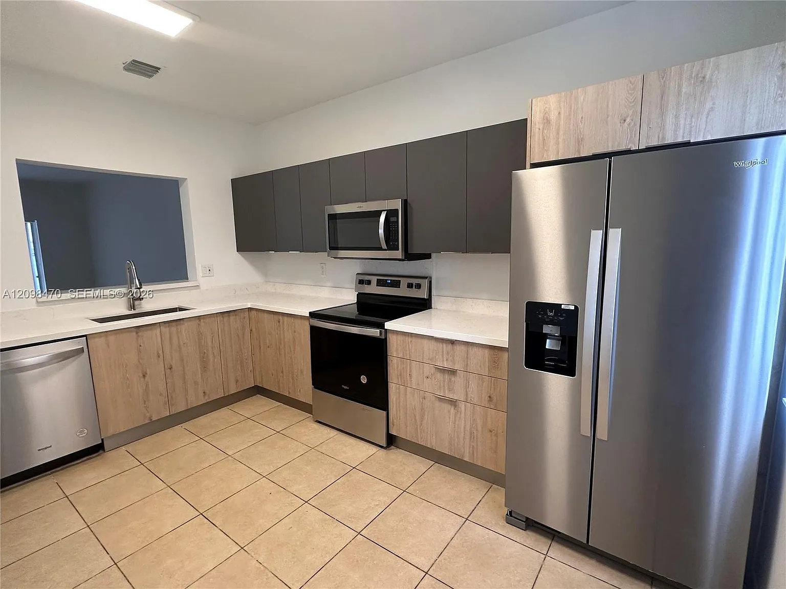 Chareaux Gardens Condo — Photo 3