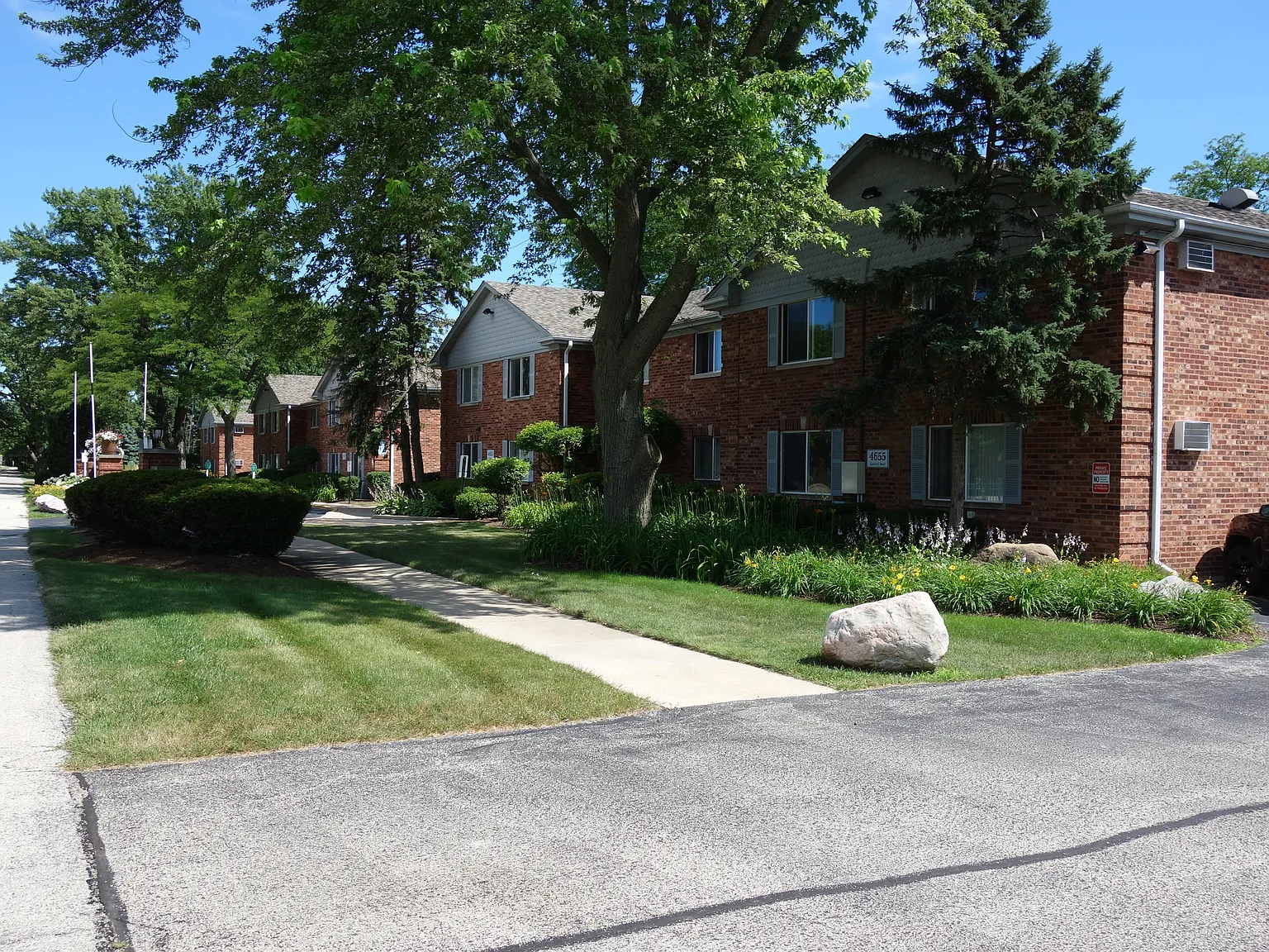 Plum Grove Apartments — Photo 2
