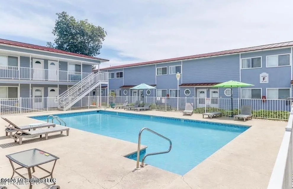 2 bed, 1.5 bath, 985 sqft, $1,490 — Photo 1