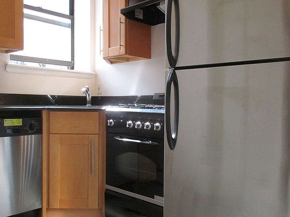 2nd image of 333 E 108th St APT 4b