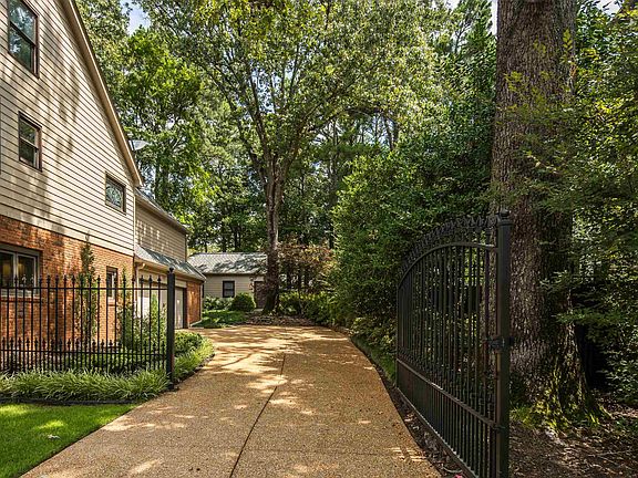 3rd image of 8494 Woodlane Dr