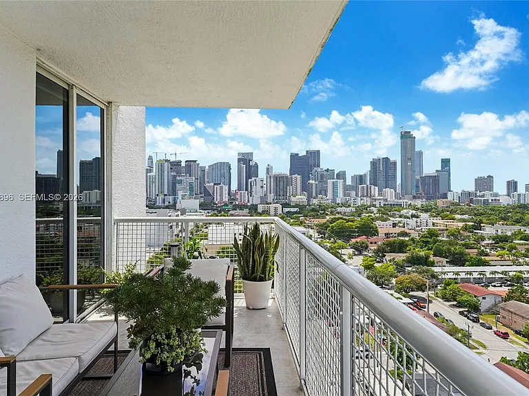 900 SW 8th St #1609 — Photo 2