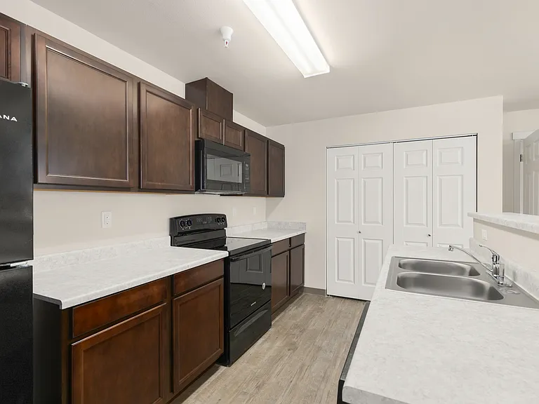 Crown Pointe Apartments — Photo 11