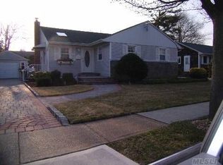 914 Maple Ln, East Meadow, NY 11554