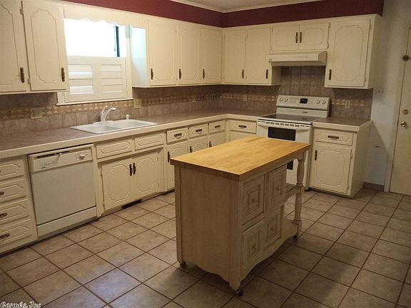 5th image of 221 McMahan Dr