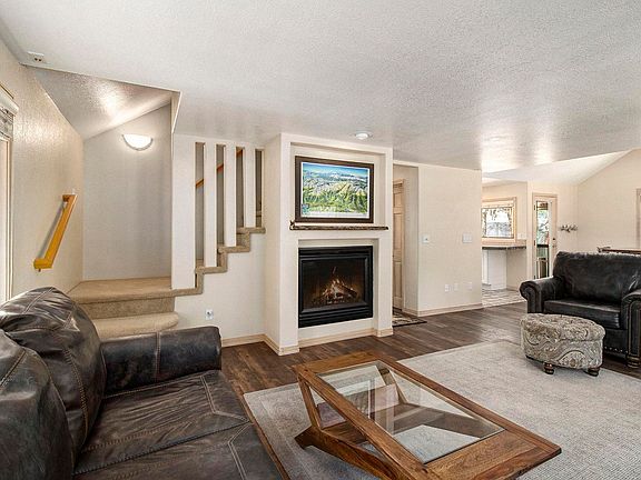 5th image of 355 Cedar Dr