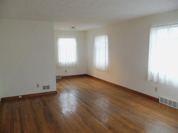 2nd image of 34 E Kanawha Ave #B