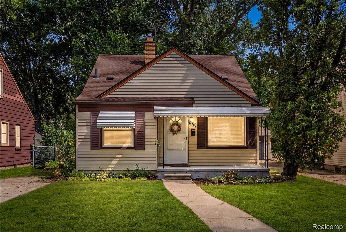 24300 Cloverlawn St, Oak Park, MI 48237