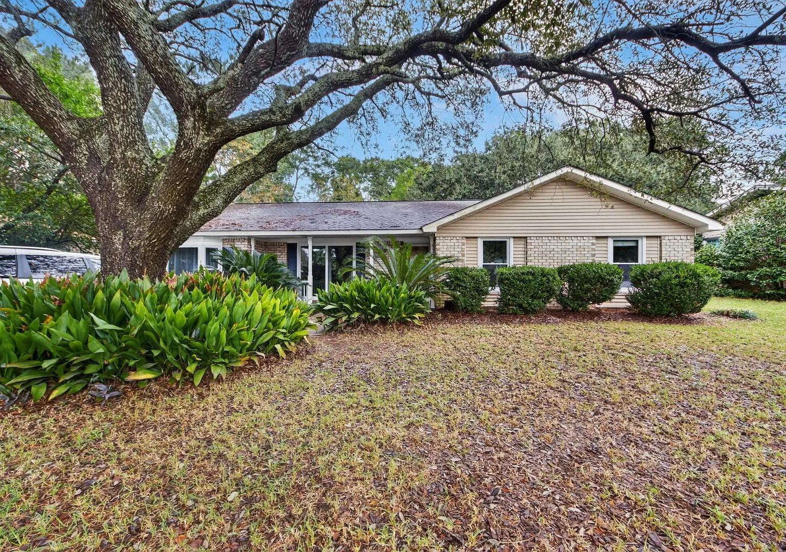 1312 Honeysuckle Ln — Photo 2