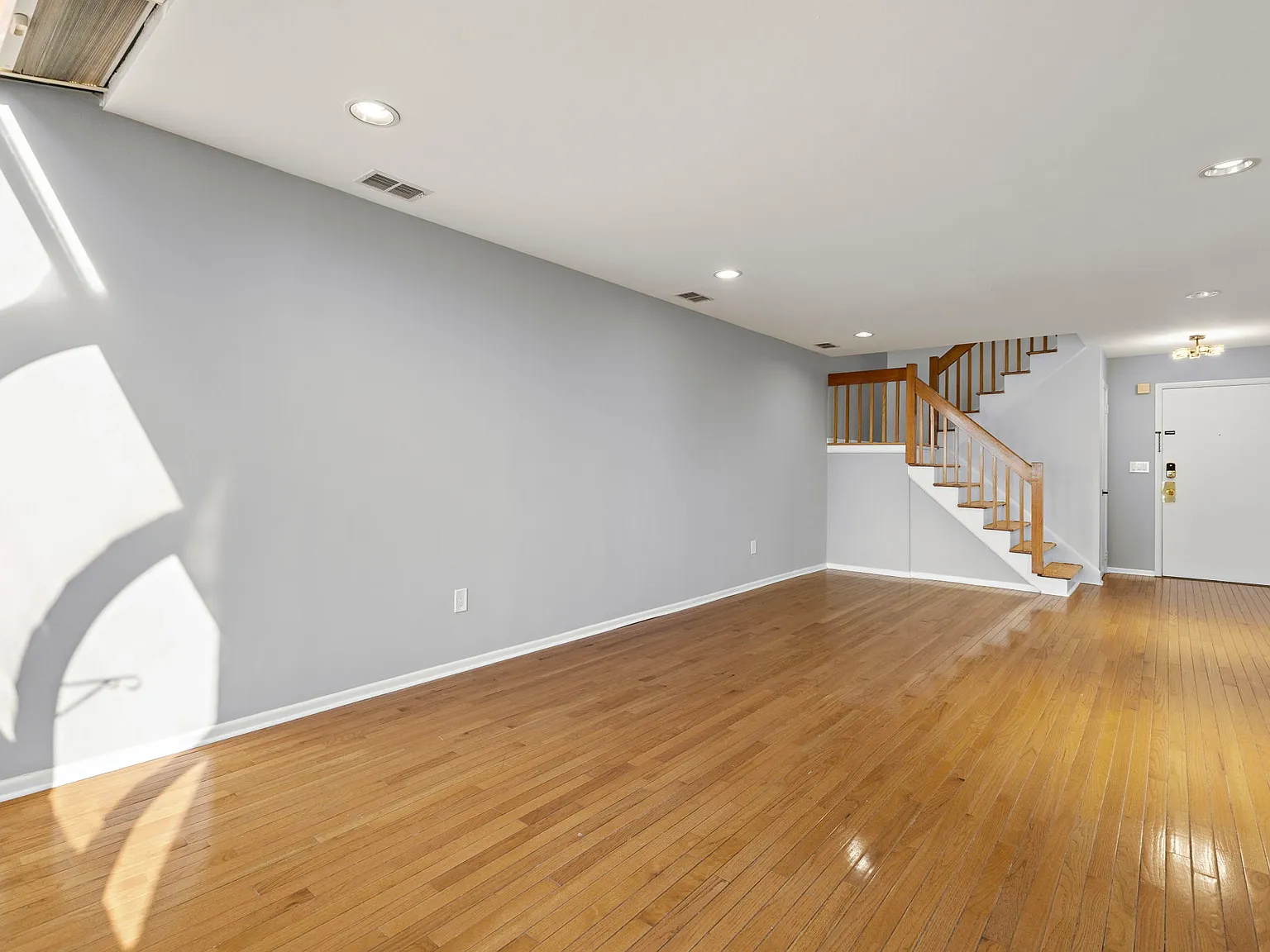 3 bed, 2.5 bath, 1800 sqft, $4,200 — Photo 3